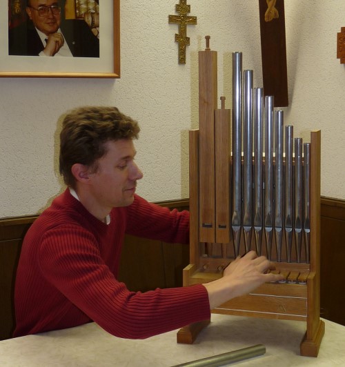 H. Hummel mit seinem Gesellenstück - Bild durch Anklicken vergrößern