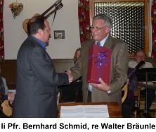 Pf. Bernhard Schmid bei der Geschenk bergabe - durch anklicken vergrern