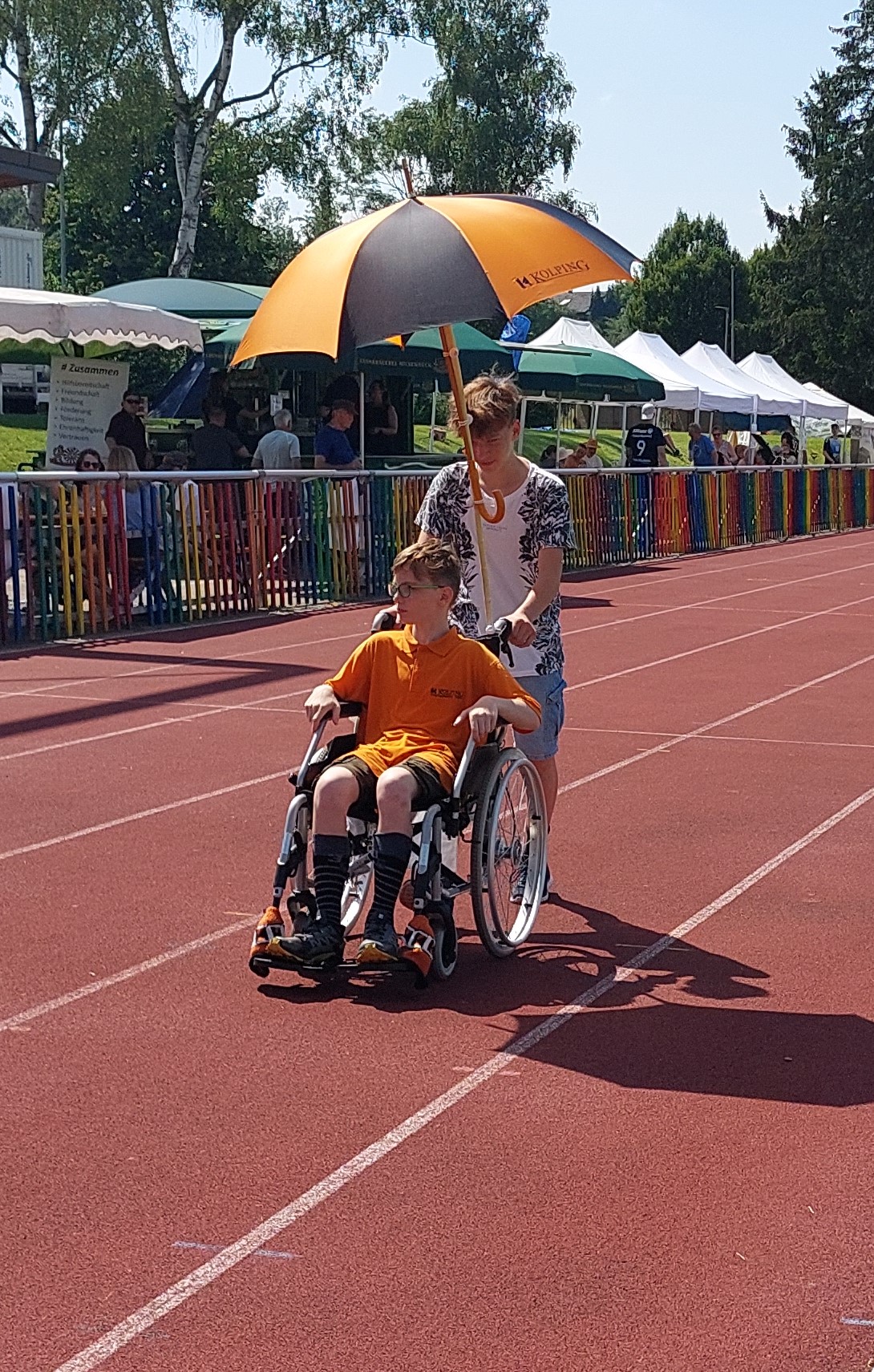 Rollstuhl wird geschoben