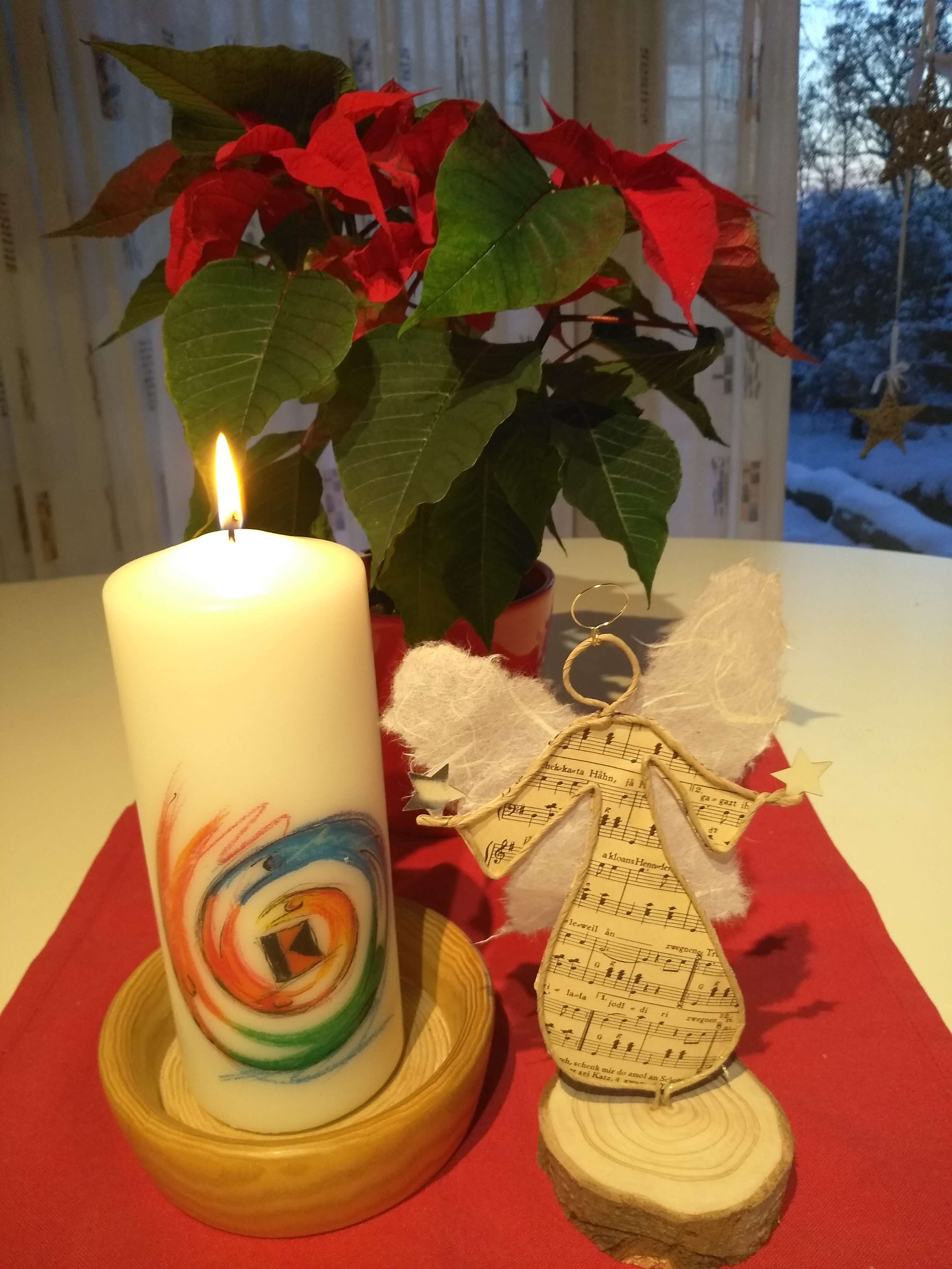 Symbolbild - Kerze mit Weihnachtsengel